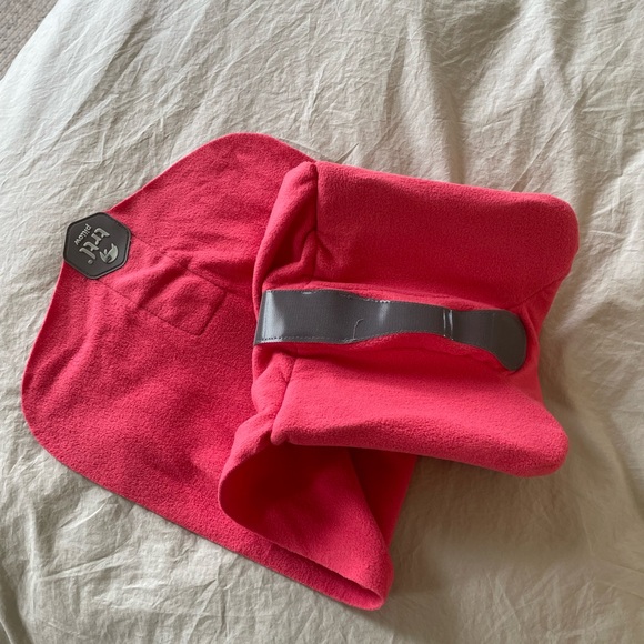 TRTL Travel Pillow - Coral - Picture 3 of 4